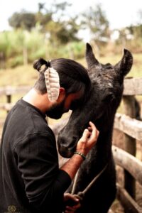 Foto de Israel Sanz: Terapeuta, constelador, xamã, domador e encantador de cavalos